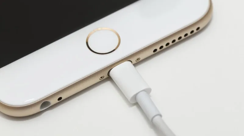 Gyorsan merül az iPhone-od? Az Apple reagált