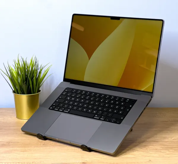 2021 MacBook Pro 16″ | M1 Max | 32 MAG VGA | 64GB | 2TB