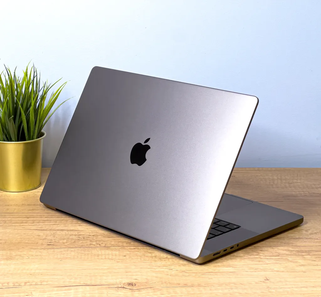 apple macbook pro 16 inch m1 space2