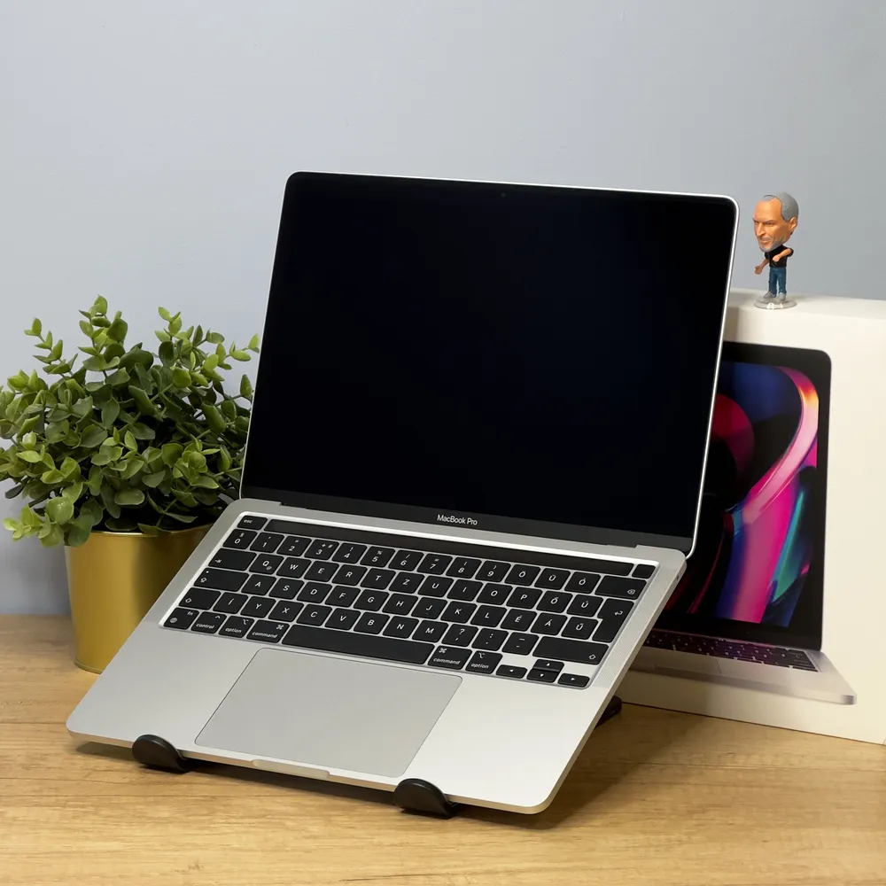 apple 2022 macbook pro 13 m2 silver1