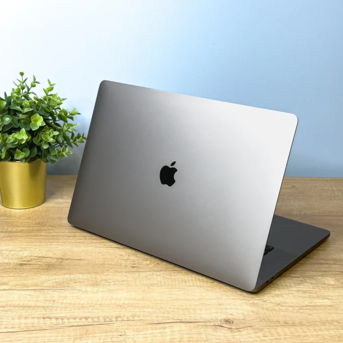 Apple Macbook Pro 2019 16" space