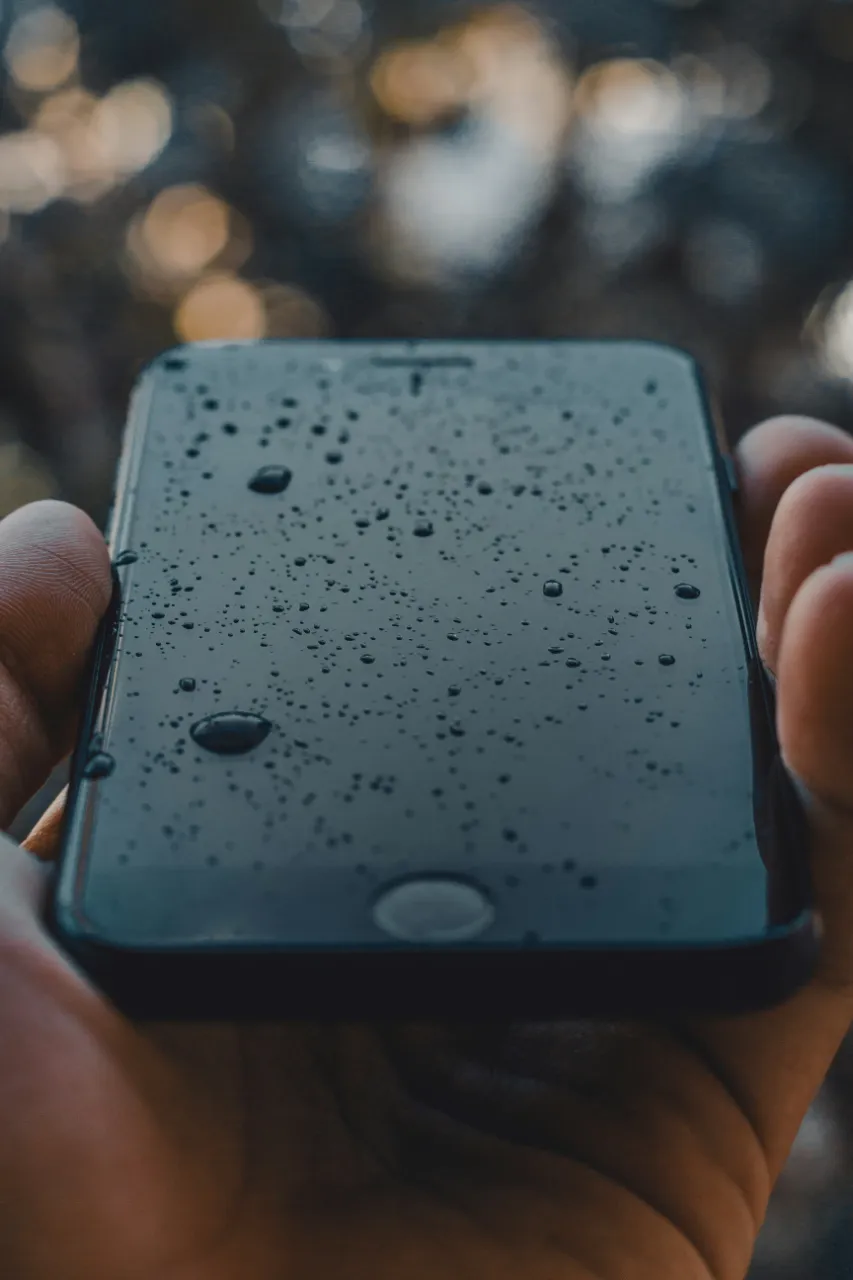 Beázott iPhone: Mit tegyek, ha vízbe esett a telefon?